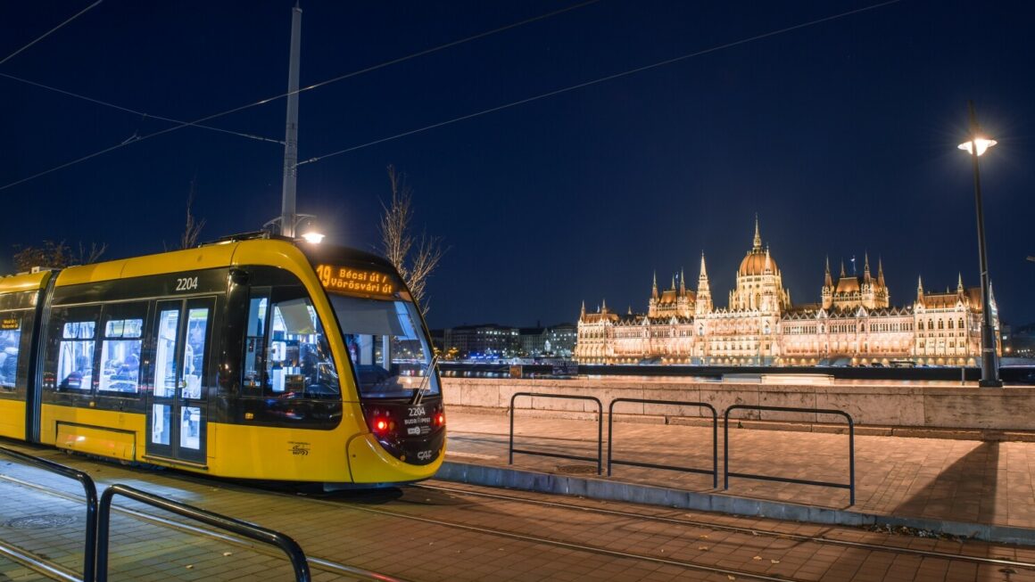 FEDEZZE FEL BUDAPEST LEGSZEBB RÉSZEIT NYÁRON A VÁROSNÉZŐ VILLAMOSSAL!