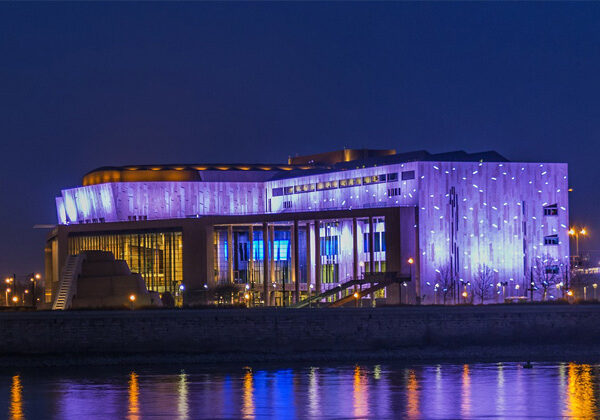 Karinthy Színház – Furcsa pár előadás, A Nemzeti Filharmonikusok ünnepi hangversenye és Az Értől az Óceánig bemutató a pénteki Nyitányban