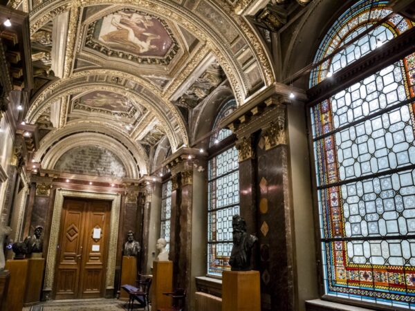 Boldogságunk története – buddhista mesével várja a nézőket a Láthatáron Csoport és Fiatal tehetségek művei a kalapács alatt – Hallgatói aukció a Képzőművészeti Egyetemen a szerdai Intermezzoban