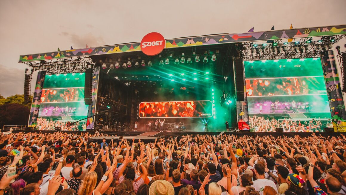 Sziget Fesztivál és Pályázati felhívás a Móra Kiadótól a hétfői Intermezzoban