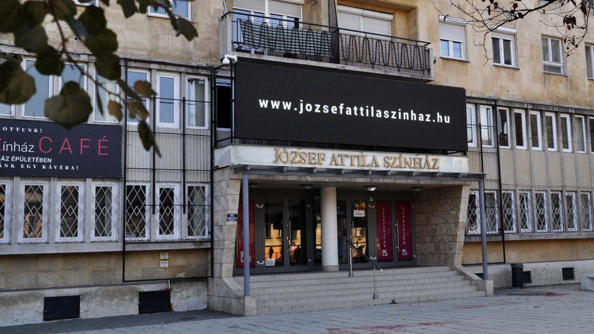 Feleségek és szeretők, Seethaler Teátrumi Esték és Három férfi és egy mózeskosár előadás a keddi Nyitányban