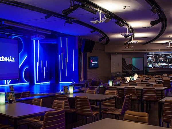 Stefanovics Angéla, Janklovics Péter előadásai a Dumaszínházban, Jó estét, rossz döntések est Fehér Boldizsárral és Nyáry Krisztián a Dumaszínház színpadán a keddi Nyitányban