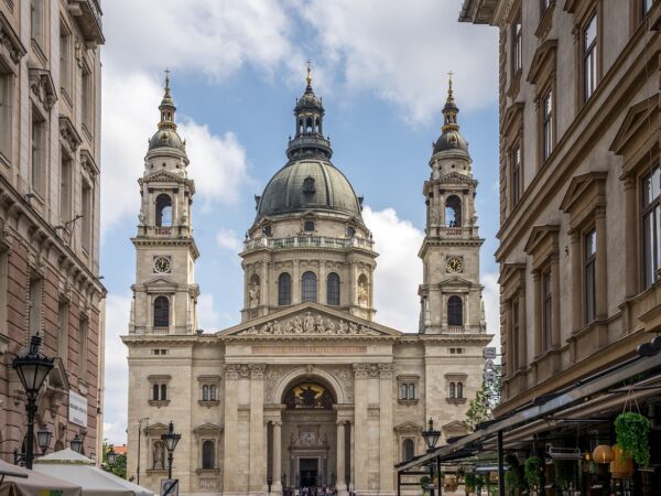 Mozart: Requiem a Szent István Bazilikában, Nagy Magánpraxisnap és Oláh Béla színész őszi előadásai a pénteki Nyitányban
