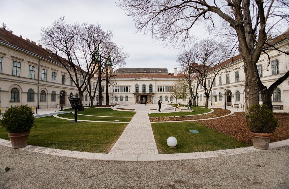 Iparművészeti advent és kiállítás a Petőfi Irodalmi Múzeumban a pénteki Intermezzoban