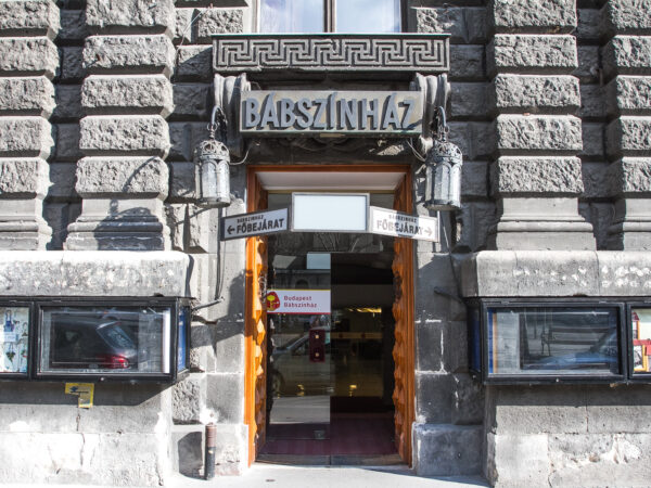 A történelem torkában kiállítás, AFRIKA BUDAPESTEN – avagy a divat mindenkié! és Ünnepi programsorozat a Budapest Bábszínházban a csütörtöki Nyitányban