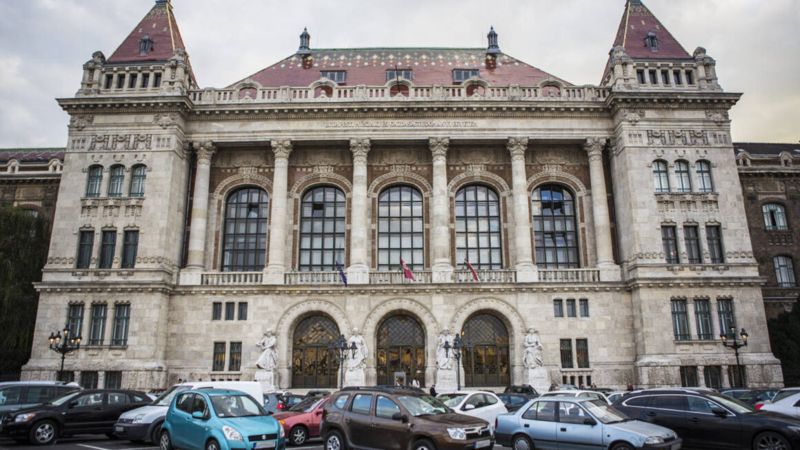 Dua Lipa hazatalál előadás és Időmimikri kiállítás a hétfői Intermezzoban