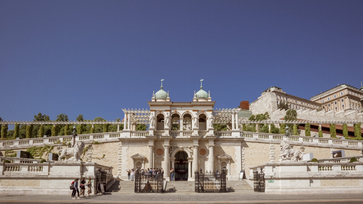 Tribute to Janis Joplin koncert és  Zsolnay kerámiák a Virág Judit Galériában a szerdai Nyitányban