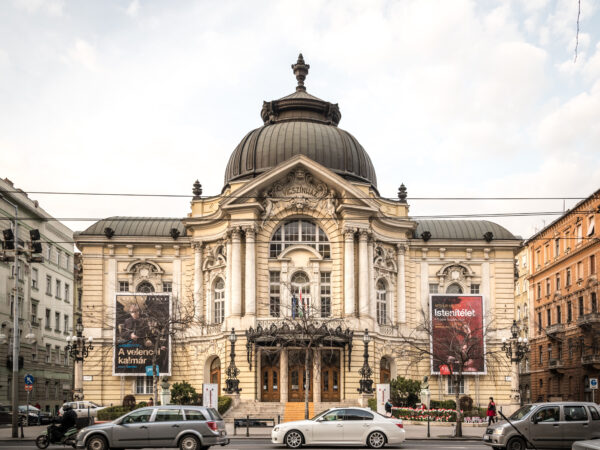 Tömegek ritmusa – Kósa (Molnár) Mária kiállítása, Május 1-én tartják a Vígszínház 130. születésnapját és Az Art-Színtér új produkciói a hétfői Nyitányban