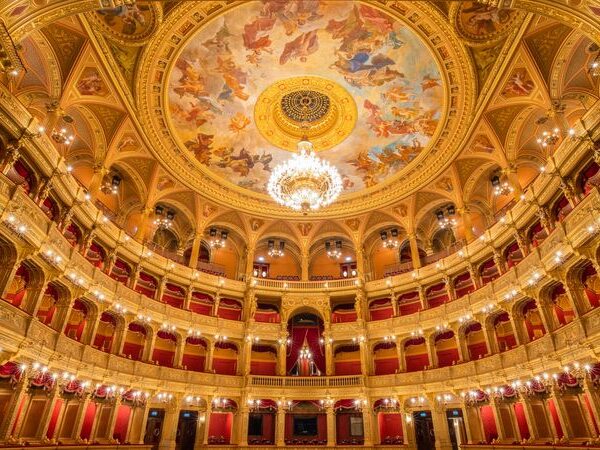 Mert van kiút – Addikt előadás a Magyar Színházban, Fidelio-produkció az Operaházban és 22. Crescendo Nyári Akadémia és Fesztivál jelentkezése a pénteki Nyitányban